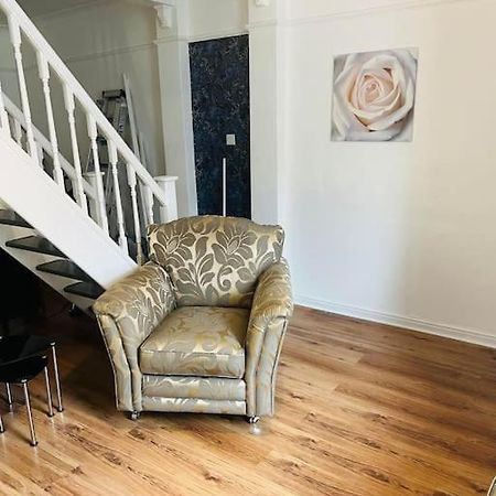 Cheerful 3 Bedroom home in Wigan - Ince - sleeps 7 Buitenkant foto