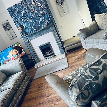 Cheerful 3 Bedroom home in Wigan - Ince - sleeps 7 Buitenkant foto