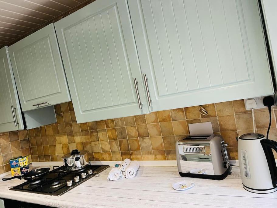 Cheerful 3 Bedroom home in Wigan - Ince - sleeps 7 Buitenkant foto