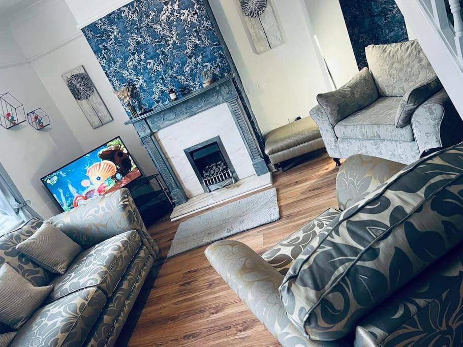 Cheerful 3 Bedroom home in Wigan - Ince - sleeps 7 Buitenkant foto
