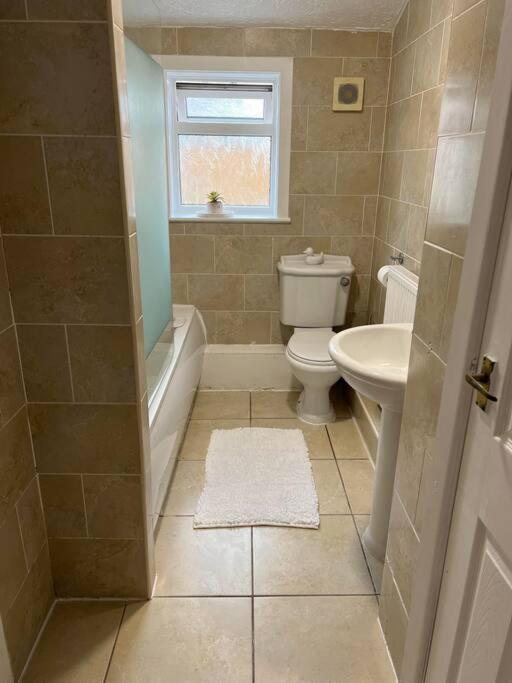 Cheerful 3 Bedroom home in Wigan - Ince - sleeps 7 Buitenkant foto