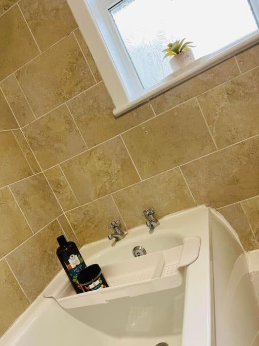 Cheerful 3 Bedroom home in Wigan - Ince - sleeps 7 Buitenkant foto