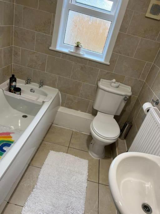 Cheerful 3 Bedroom home in Wigan - Ince - sleeps 7 Buitenkant foto