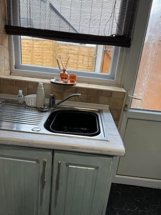 Cheerful 3 Bedroom home in Wigan - Ince - sleeps 7 Buitenkant foto